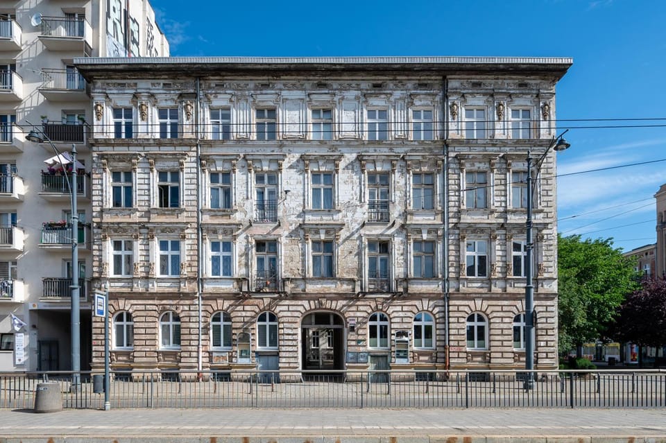 Property building, Location