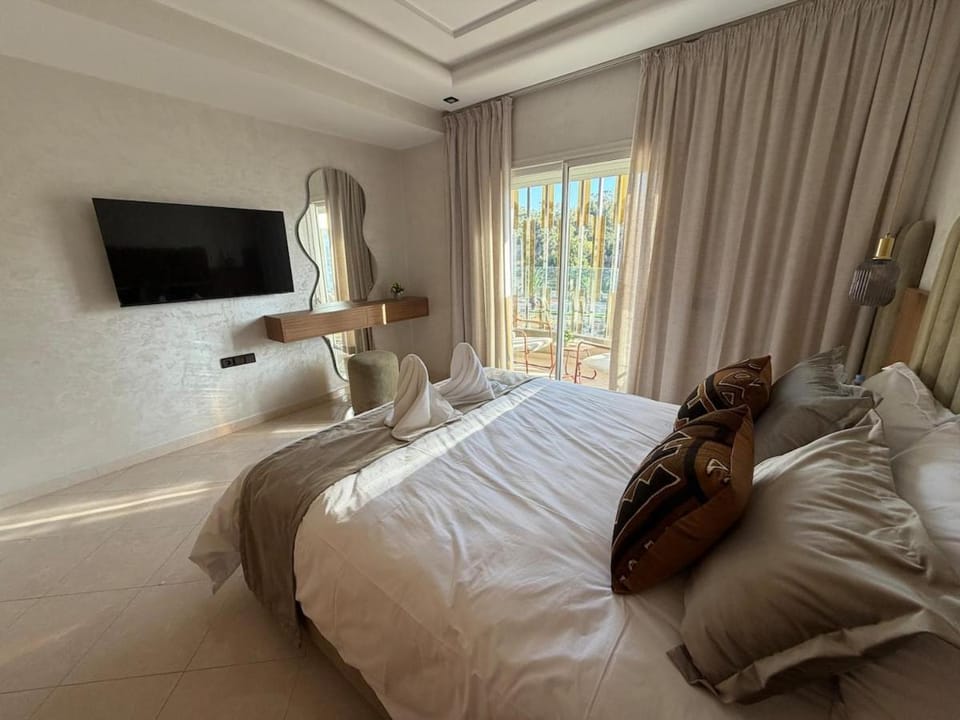 Bed, TV and multimedia, Balcony/Terrace, Decorative detail, Decorative detail