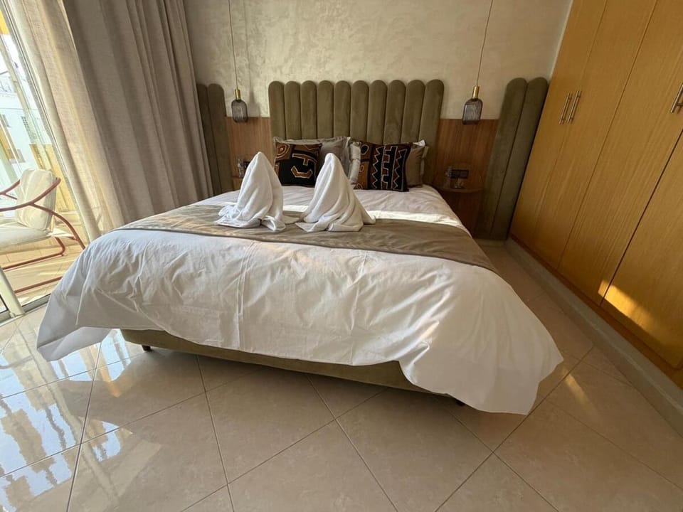 Bedroom, Text overlay