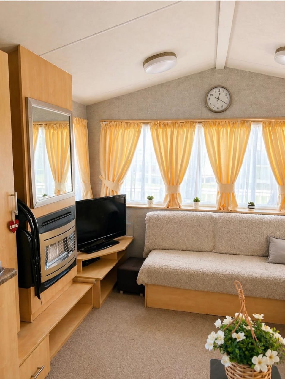Lovely 2 bedroom caravan with deck Mablethorpe , by the beach House in Mablethorpe