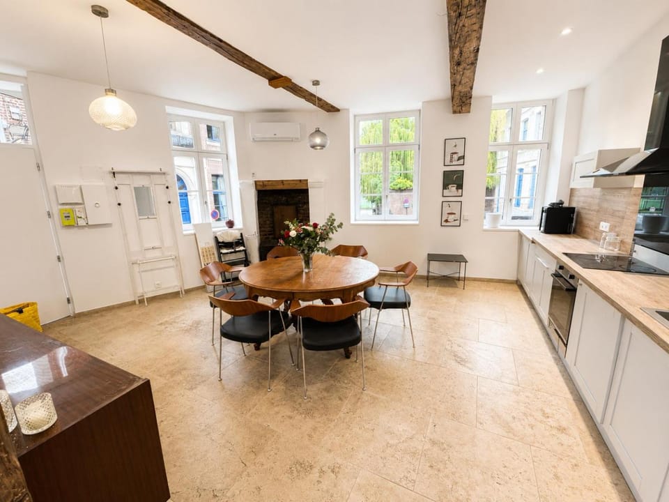 Kitchen or kitchenette, Dining area