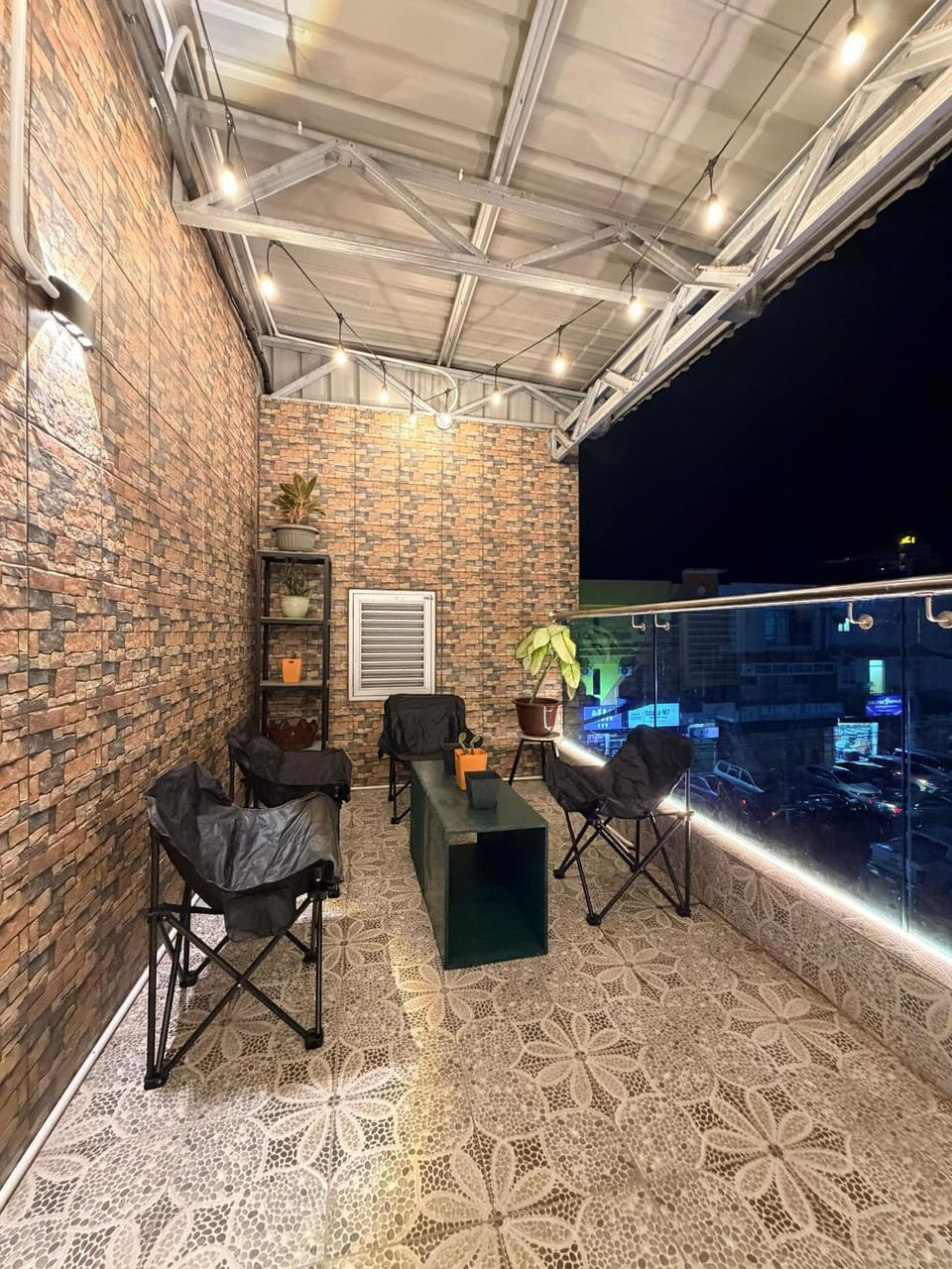 Property building, Restaurant/places to eat, Balcony/Terrace
