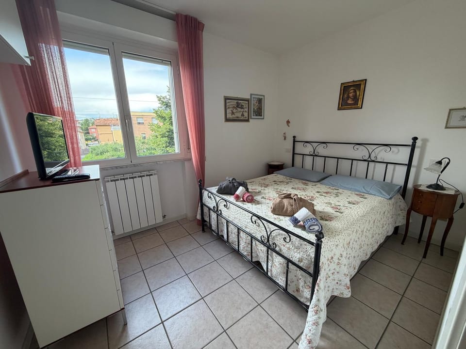Bed, TV and multimedia, Photo of the whole room, Bedroom, towels