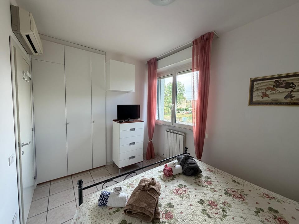 Bed, TV and multimedia, Photo of the whole room, Bedroom, internet, towels, wardrobe, air conditioner