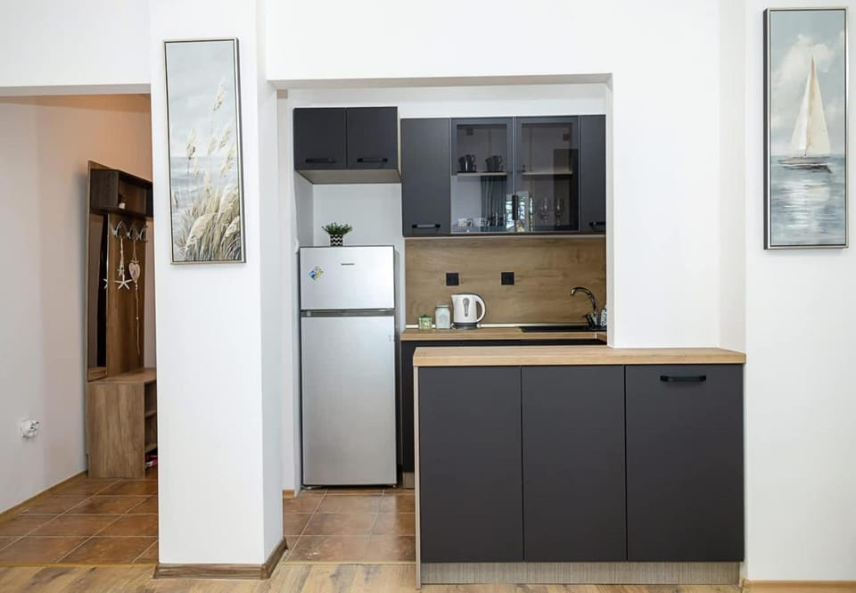 Coffee/tea facilities, Kitchen or kitchenette, oven, stove