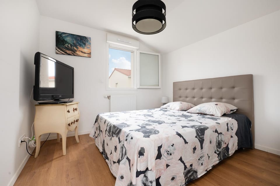Photo of the whole room, Bedroom