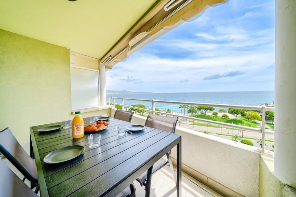 Exceptional 2 bedroom apartment with AC WiFi, sea vies and parking in Nice Apartment in Nice