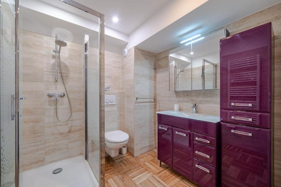 Exceptional 2 bedroom apartment with AC WiFi, sea vies and parking in Nice Apartment in Nice