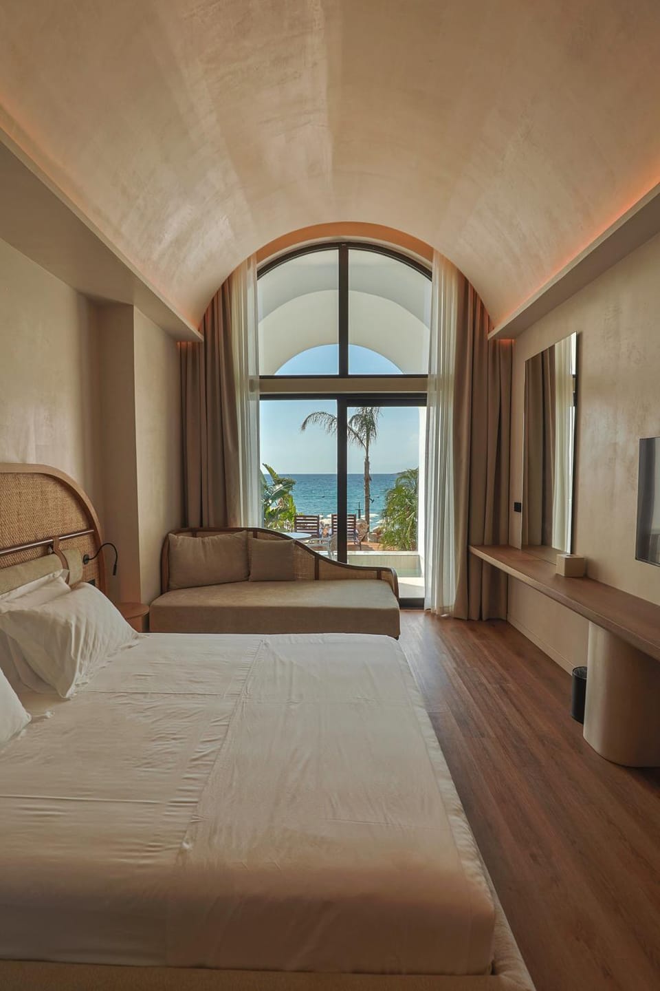 Bed, TV and multimedia, Photo of the whole room, Beach, Bedroom, Sea view