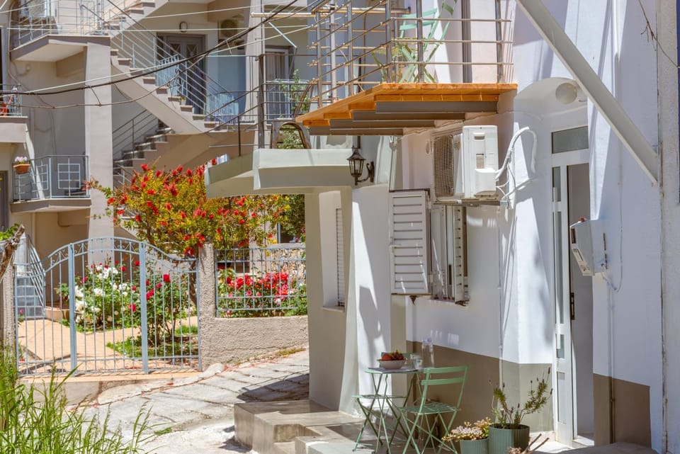 Property building, Patio, Facade/entrance, Day, Balcony/Terrace, Balcony/Terrace