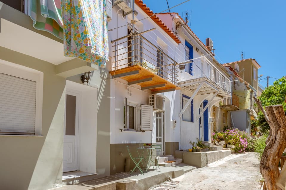 Property building, Patio, Facade/entrance, Day, Balcony/Terrace, Balcony/Terrace, Seating area, air conditioner, air conditioner