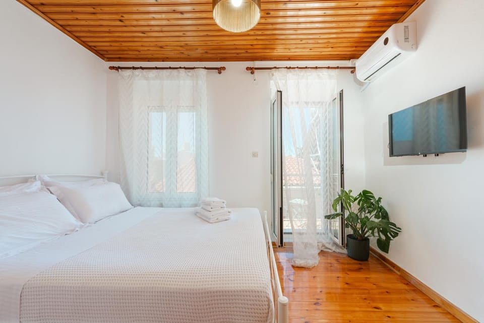 Bed, TV and multimedia, Balcony/Terrace, Balcony/Terrace, Bedroom, towels, towels, air conditioner, air conditioner