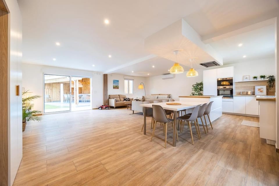 Villa familiale avec jacuzzi et salle de jeux Villa in Nouvelle-Aquitaine
