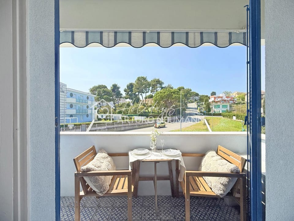 Balcony/Terrace, Street view, Quiet street view
