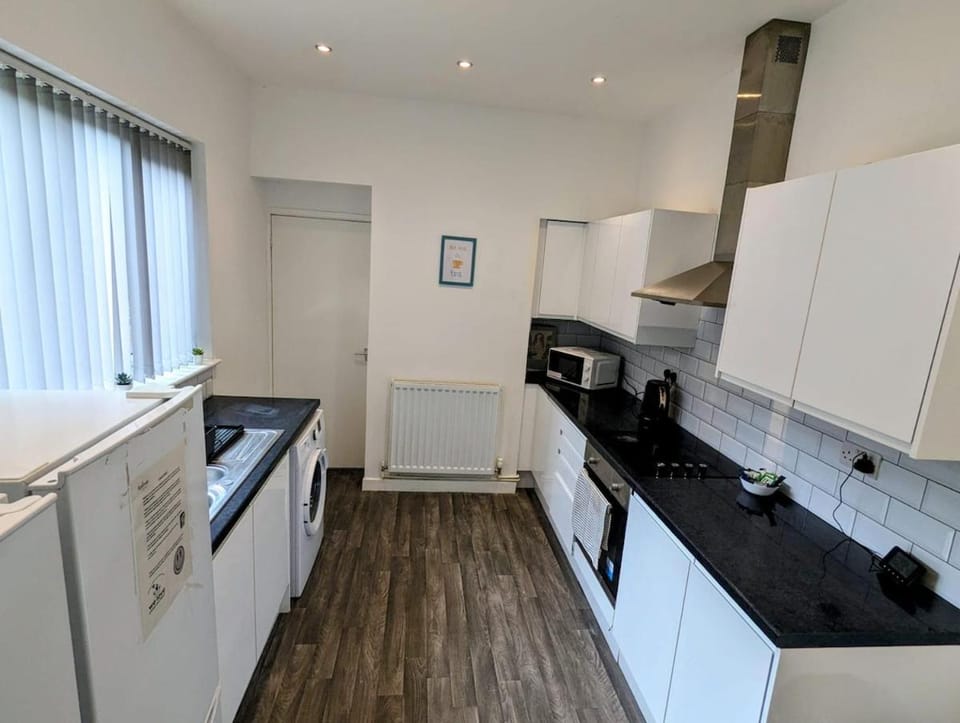 Practical 4 Bedroom Home In Stoke On Trent 5 beds Apartment in Stoke-on-Trent