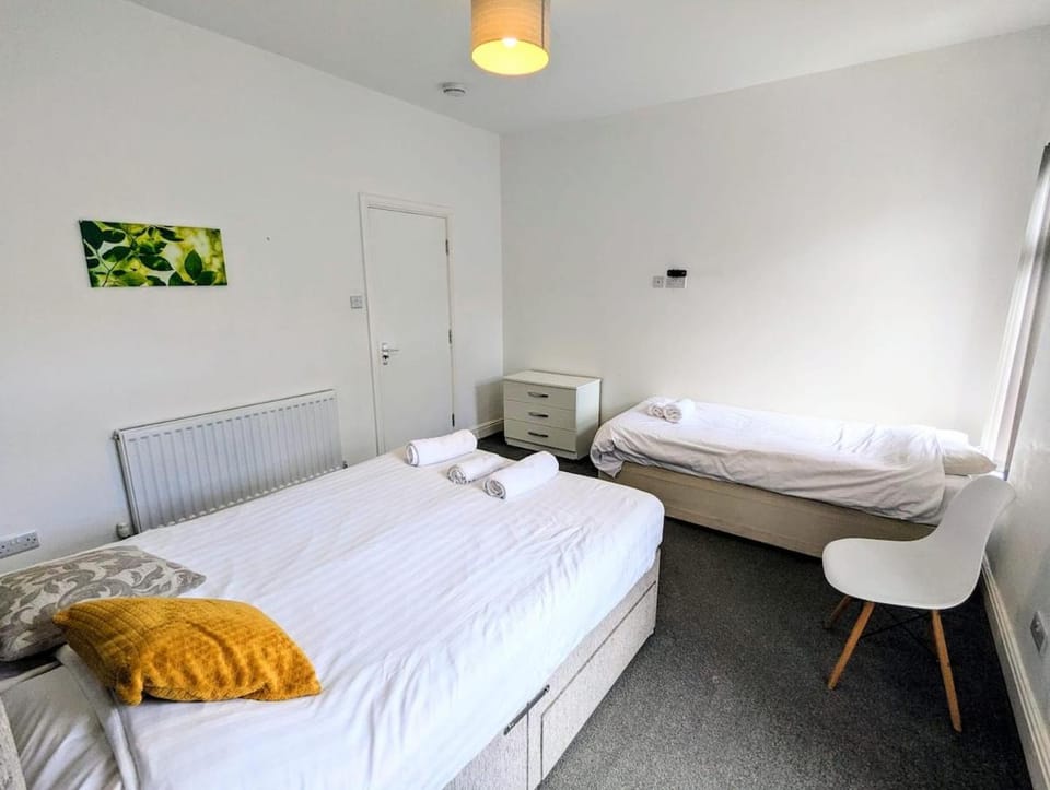 Practical 4 Bedroom Home In Stoke On Trent 5 beds Apartment in Stoke-on-Trent