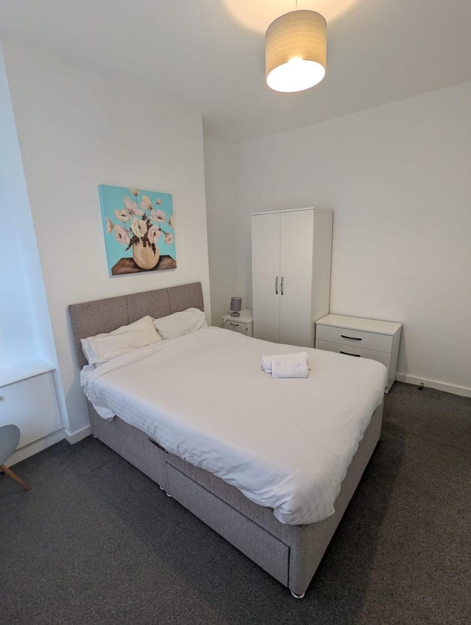 Practical 4 Bedroom Home In Stoke On Trent 5 beds Apartment in Stoke-on-Trent