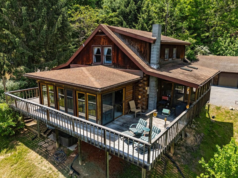 2 Mountain Retreats w 16 Bedrooms Hot Tubs & More House in Shenandoah Valley