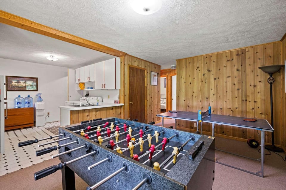 2 Mountain Retreats w 16 Bedrooms Hot Tubs & More House in Shenandoah Valley