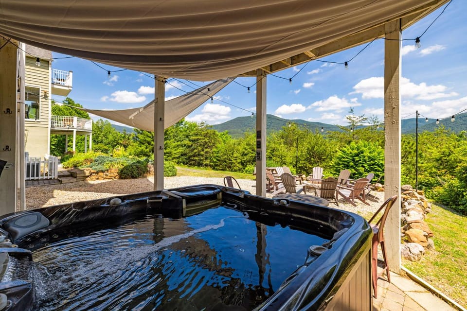 2 Mountain Retreats w 16 Bedrooms Hot Tubs & More House in Shenandoah Valley