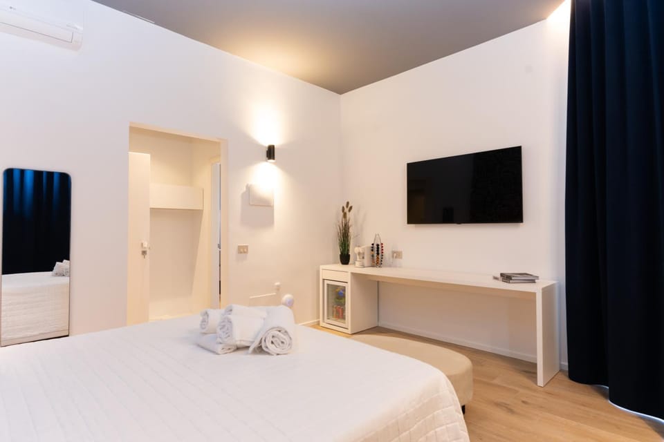 TV and multimedia, Photo of the whole room, Bedroom, towels