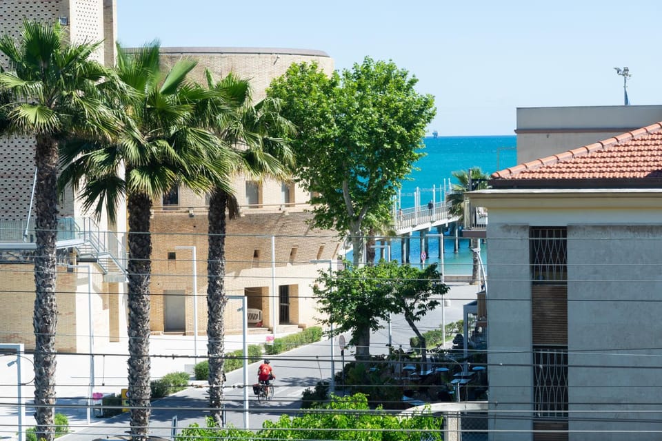 Day, Neighbourhood, Natural landscape, Sea view, Street view