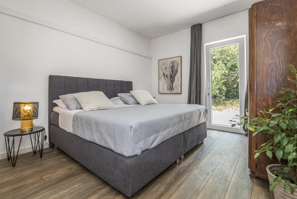 Bed, Photo of the whole room, Bedroom, Garden view