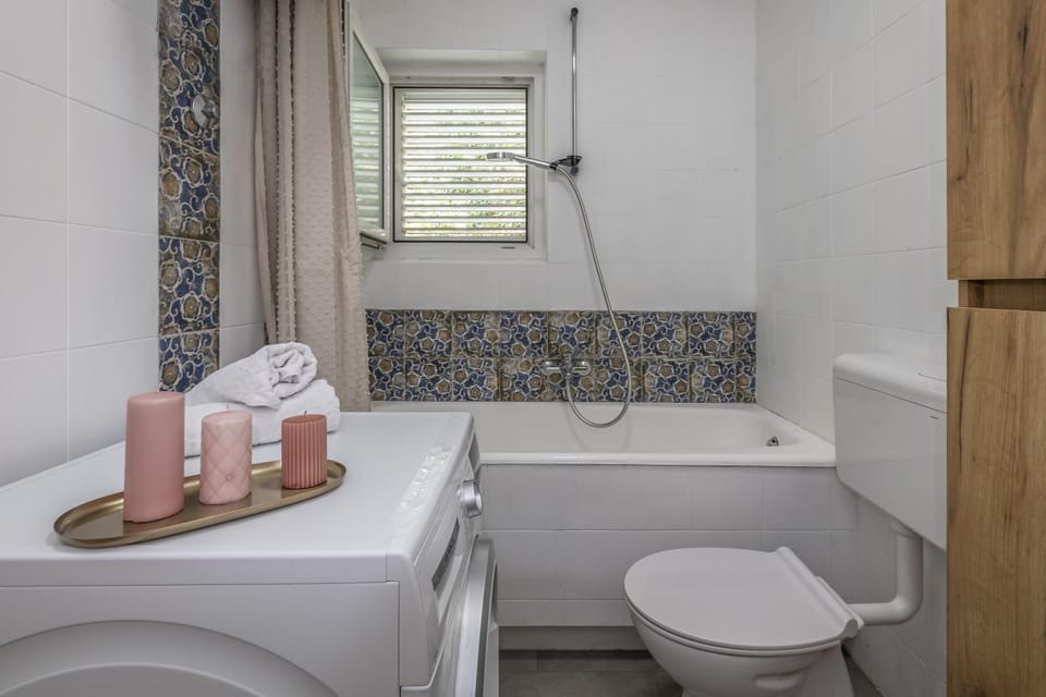 Toilet, Bathroom, Bath, towels, washing machine