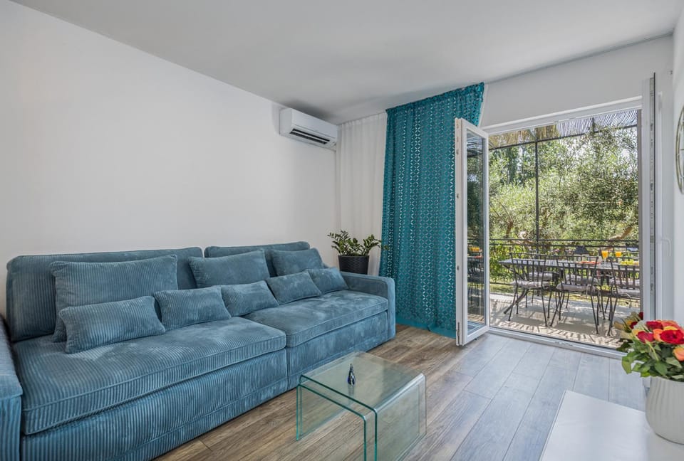 View (from property/room), Balcony/Terrace, Living room, Seating area