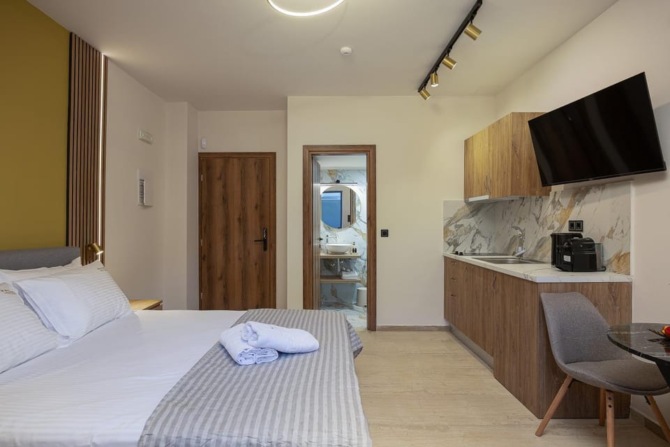 TV and multimedia, Coffee/tea facilities, Kitchen or kitchenette, Photo of the whole room, Dining area