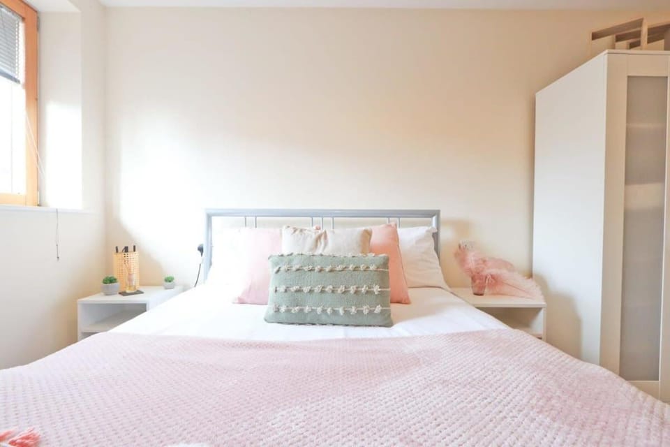 Two Bedroom Townhouse walking distance from Bristol Temple Meads House in Bristol