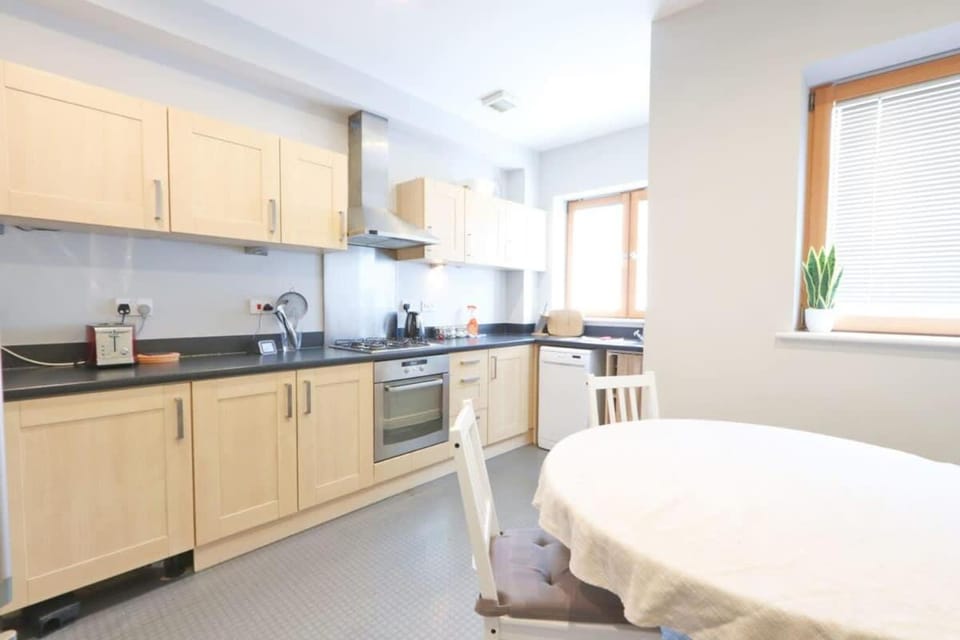 Two Bedroom Townhouse walking distance from Bristol Temple Meads House in Bristol