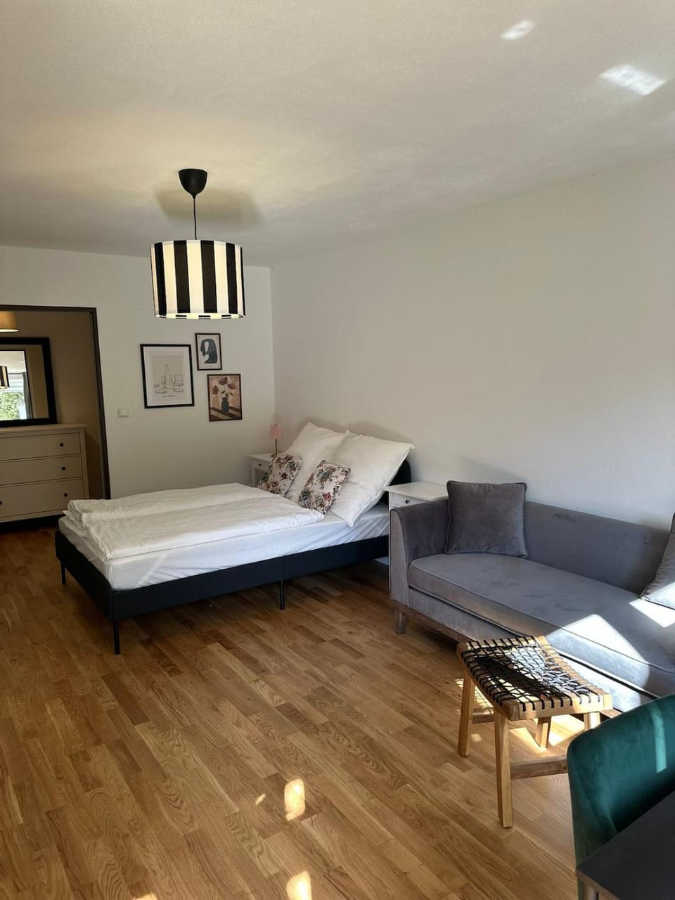 Bed, Living room, Photo of the whole room, Seating area, Bedroom