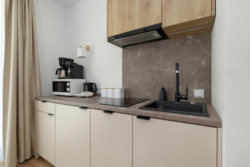 Coffee/tea facilities, Kitchen or kitchenette, stove
