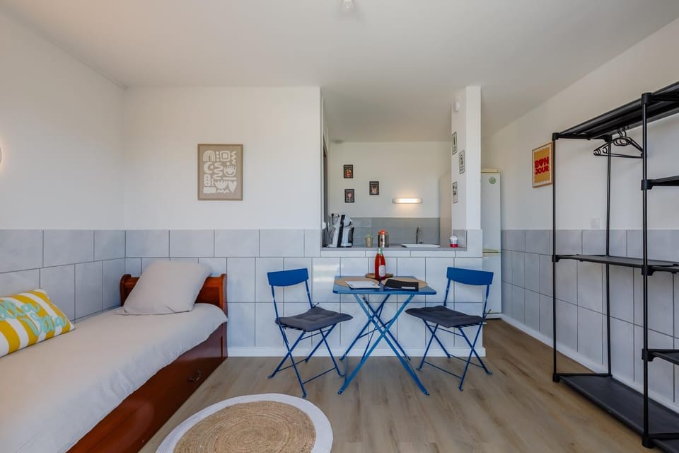 Bed, Seating area