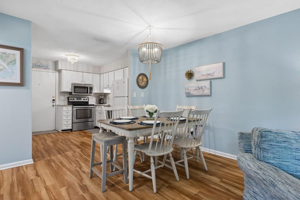 Kitchen or kitchenette, Living room, Seating area, Dining area