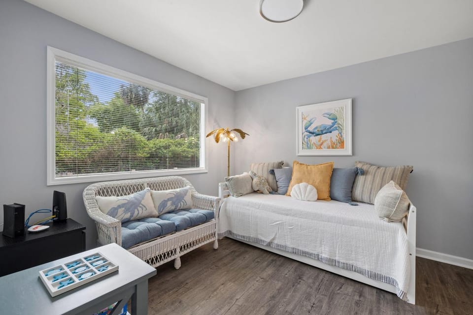 Bed, Living room, Seating area, Bedroom