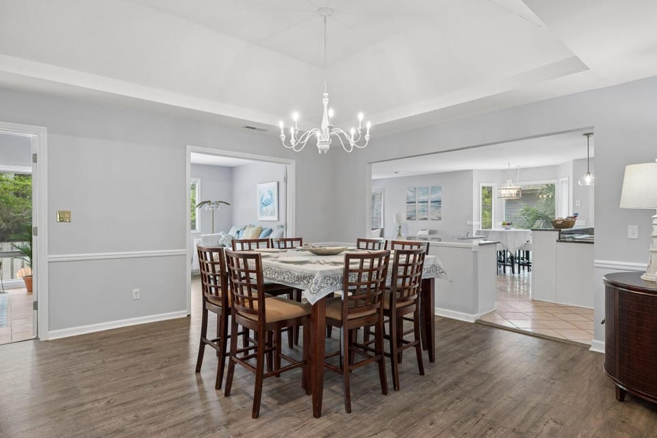 Kitchen or kitchenette, Seating area, Dining area
