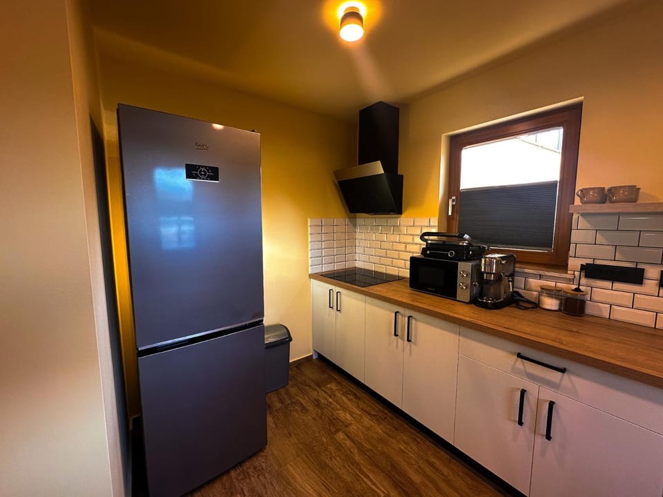 Coffee/tea facilities, Kitchen or kitchenette, microwave, stove, toaster