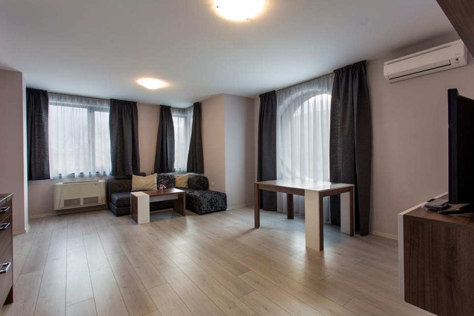 Communal lounge/ TV room, Seating area, Evening entertainment, air conditioner