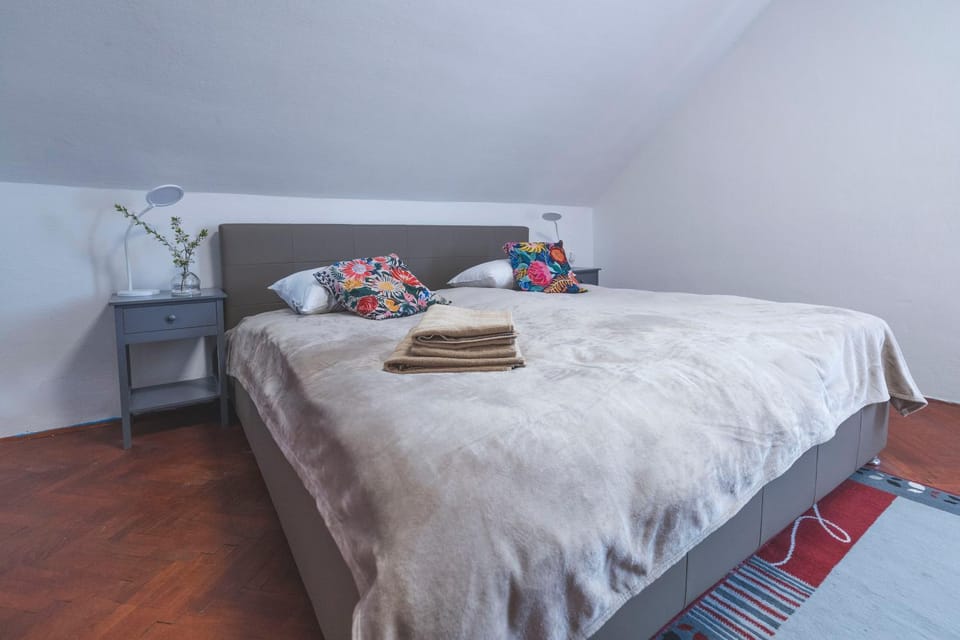 Photo of the whole room, Bedroom, towels