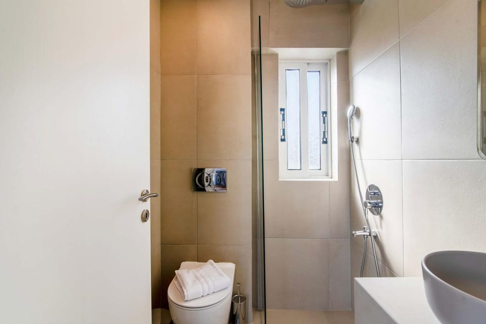 Shower, Toilet, Bathroom, towels
