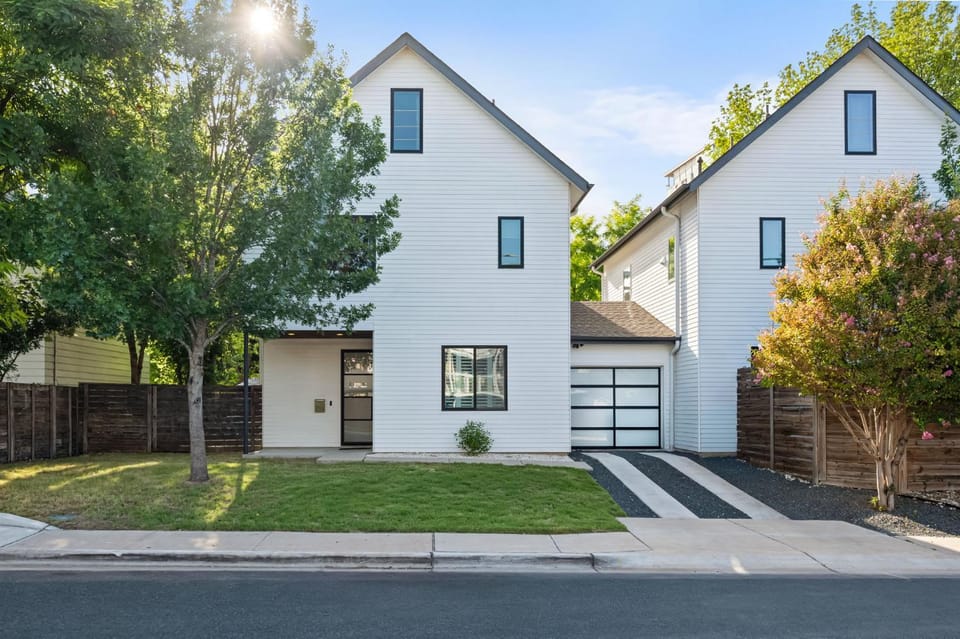 Walk to Rainey St - Pool - Hot Tub - Fire Pit House in Austin