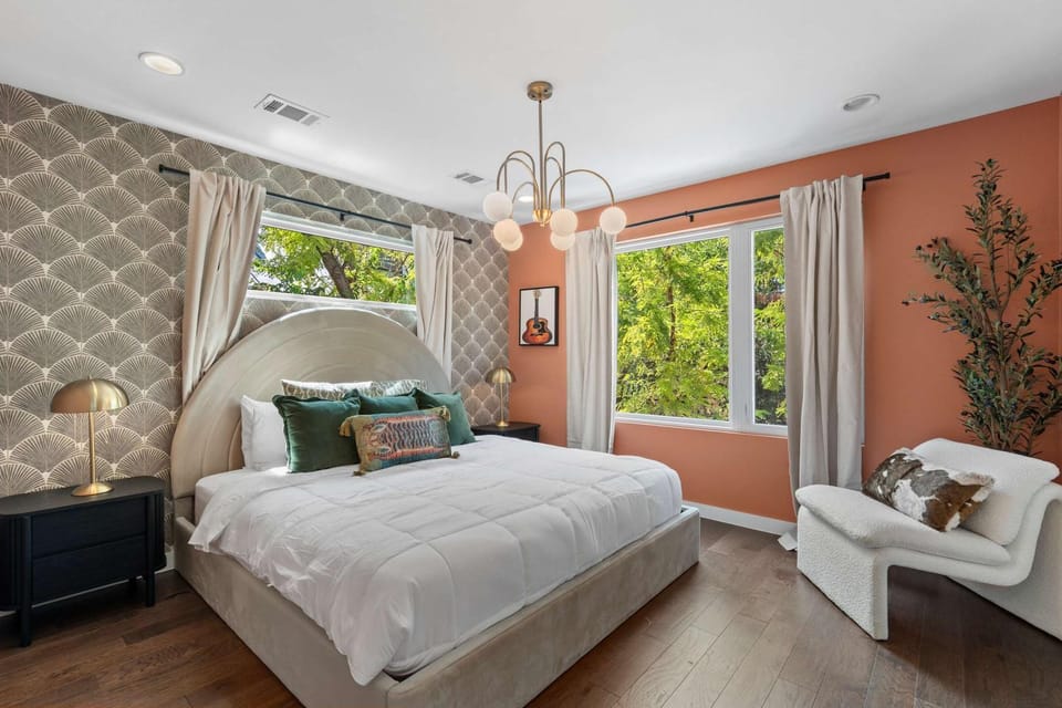 Walk to Rainey St - Pool - Hot Tub - Fire Pit House in Austin