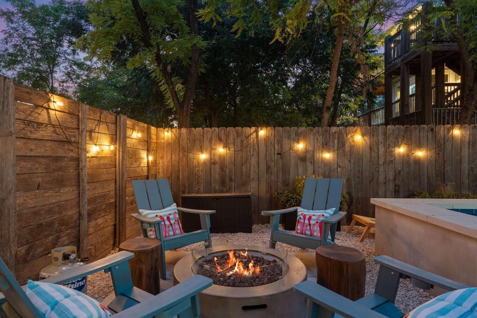 Walk to Rainey St - Pool - Hot Tub - Fire Pit House in Austin