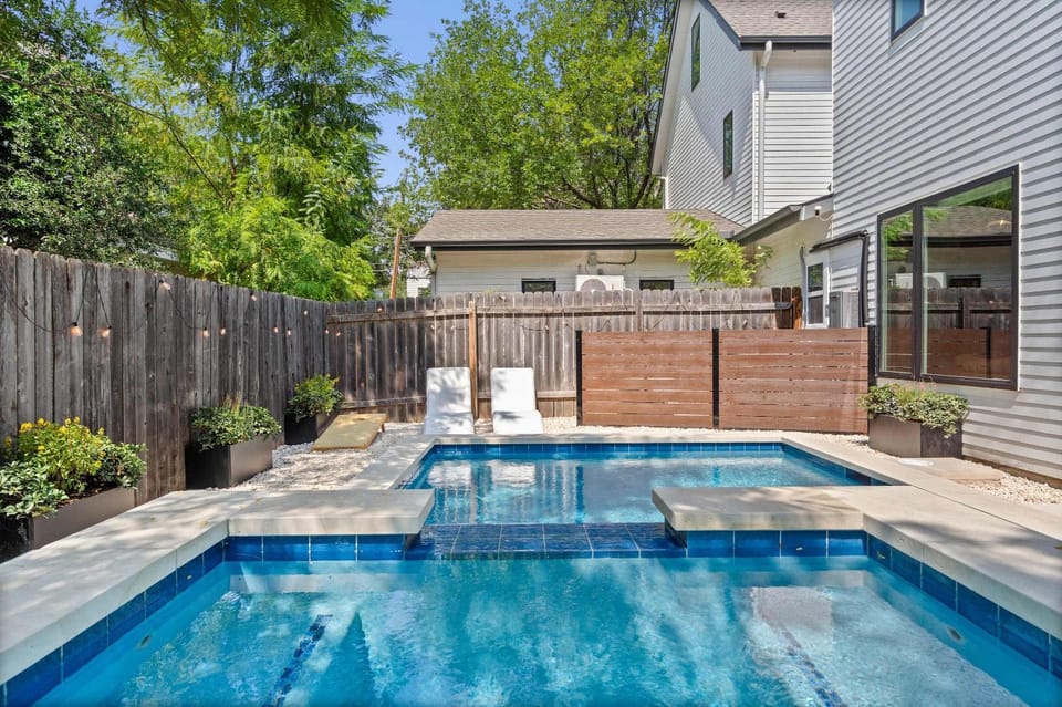 Walk to Rainey St - Pool - Hot Tub - Fire Pit House in Austin