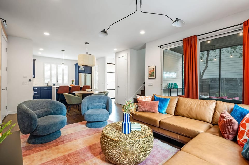 Walk to Rainey St - Pool - Hot Tub - Fire Pit House in Austin