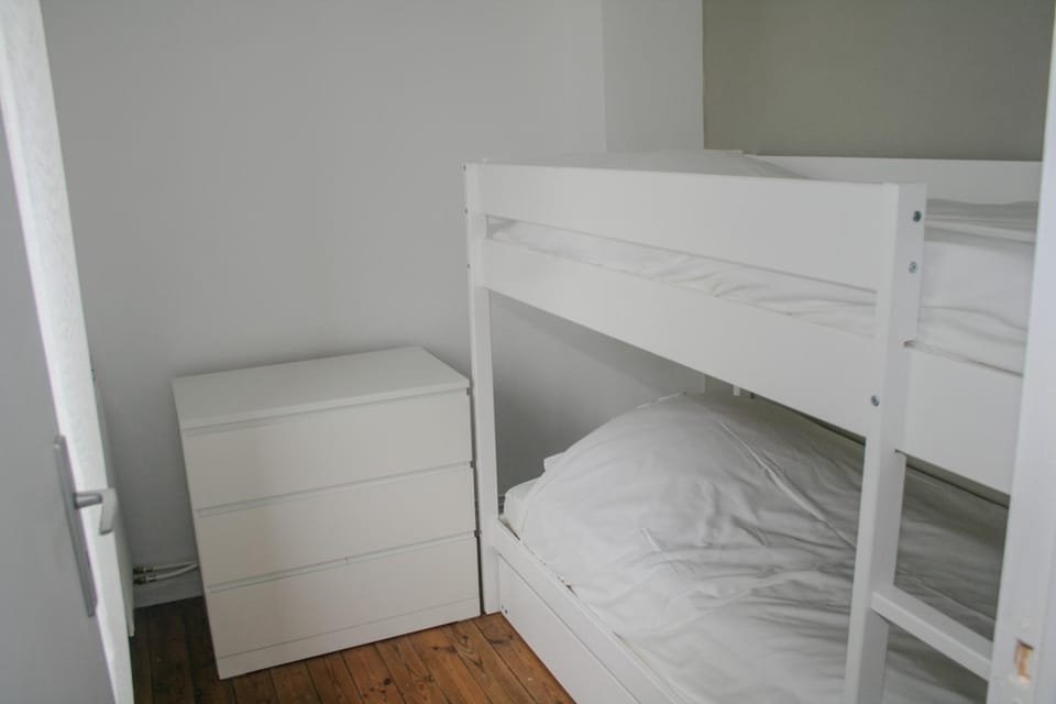 Bedroom, bunk bed