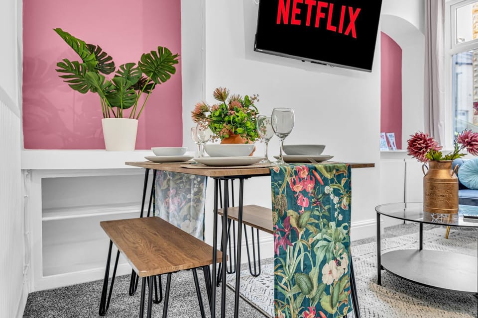 TV and multimedia, Decorative detail, Seating area, Dining area
