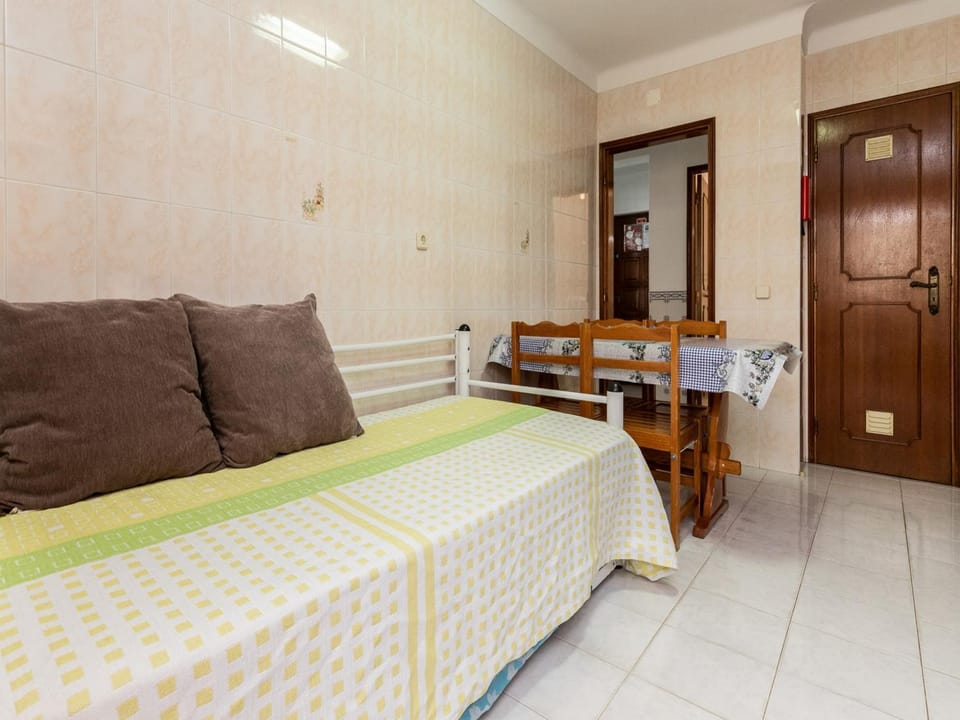 Bed, Dining area